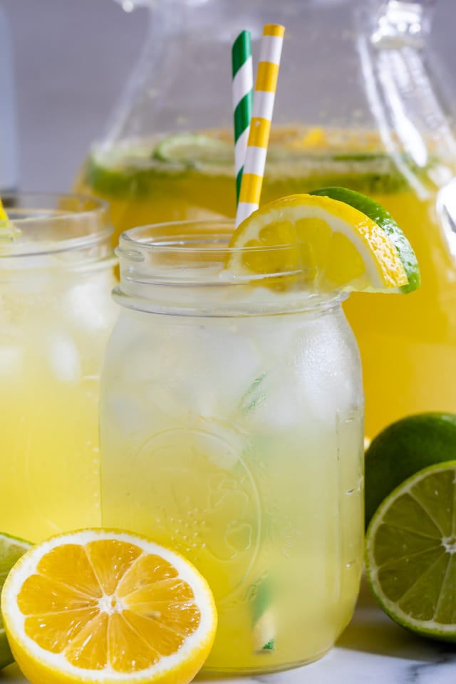 ponche de fiesta de vodka con limón y lima en frasco