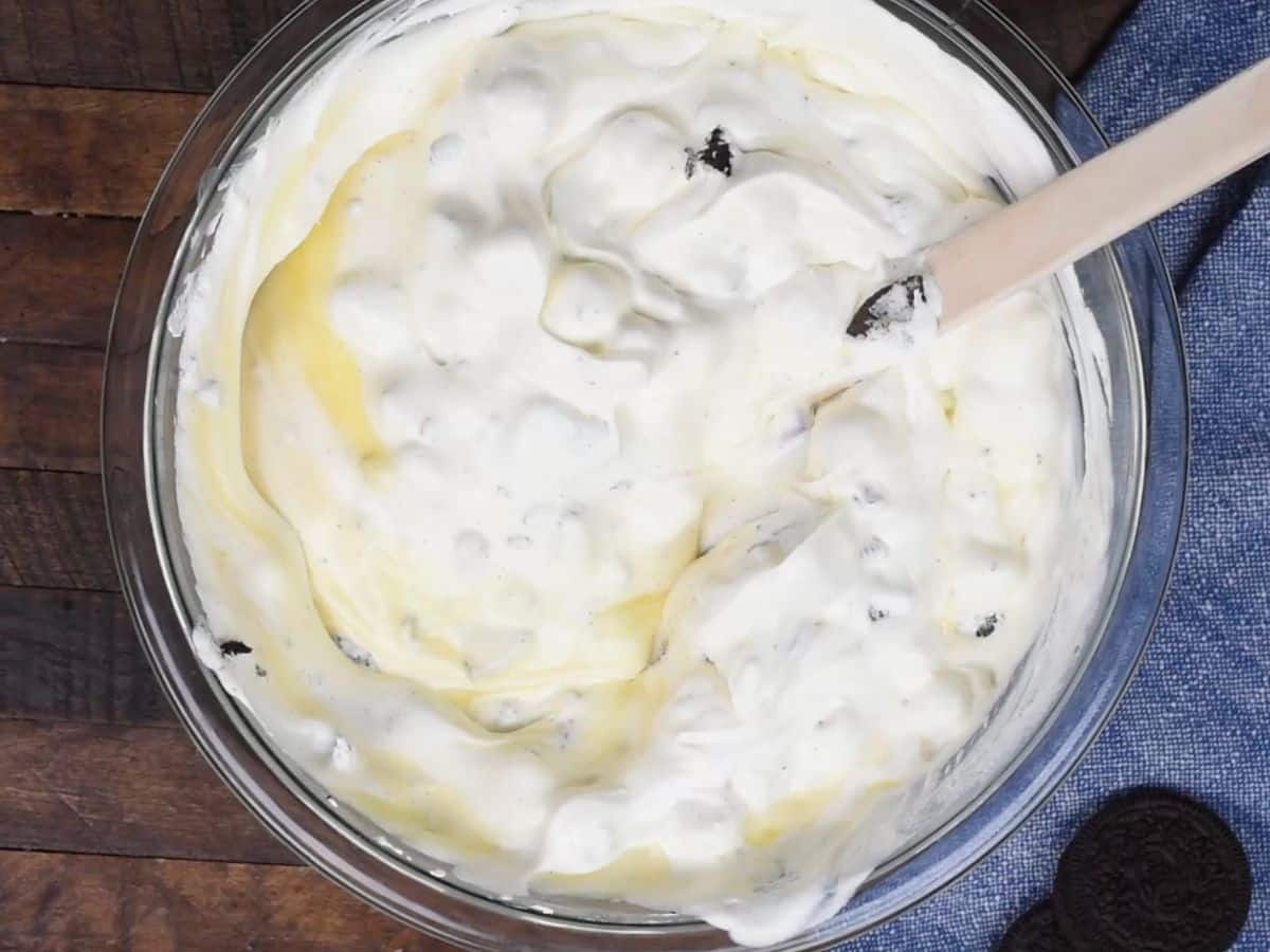 bowl with fluff and spatula.