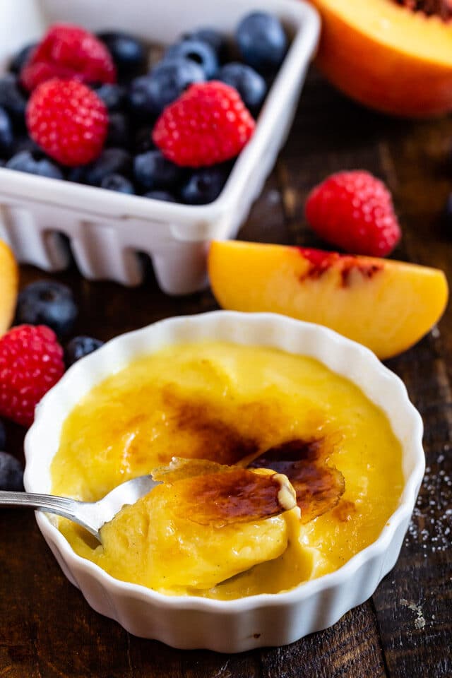 spoon in creme brÃ»lÃ©e 