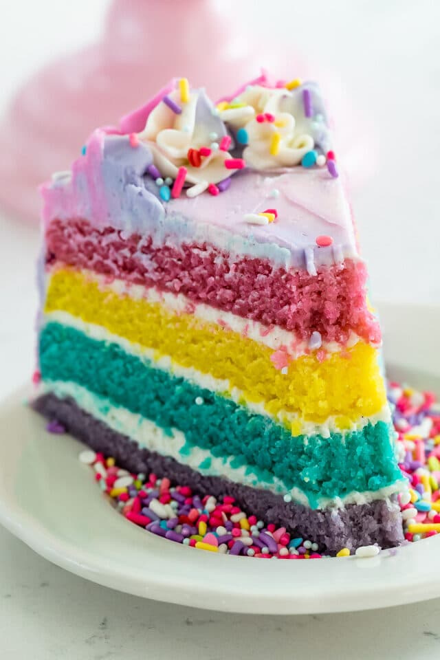 rainbow cake skiva på plattan