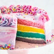 pastel regnbue kage med skive mangler