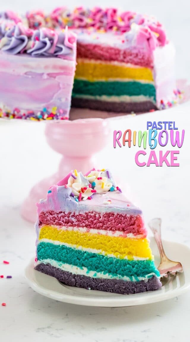 pastello arcobaleno fetta di torta sul piatto