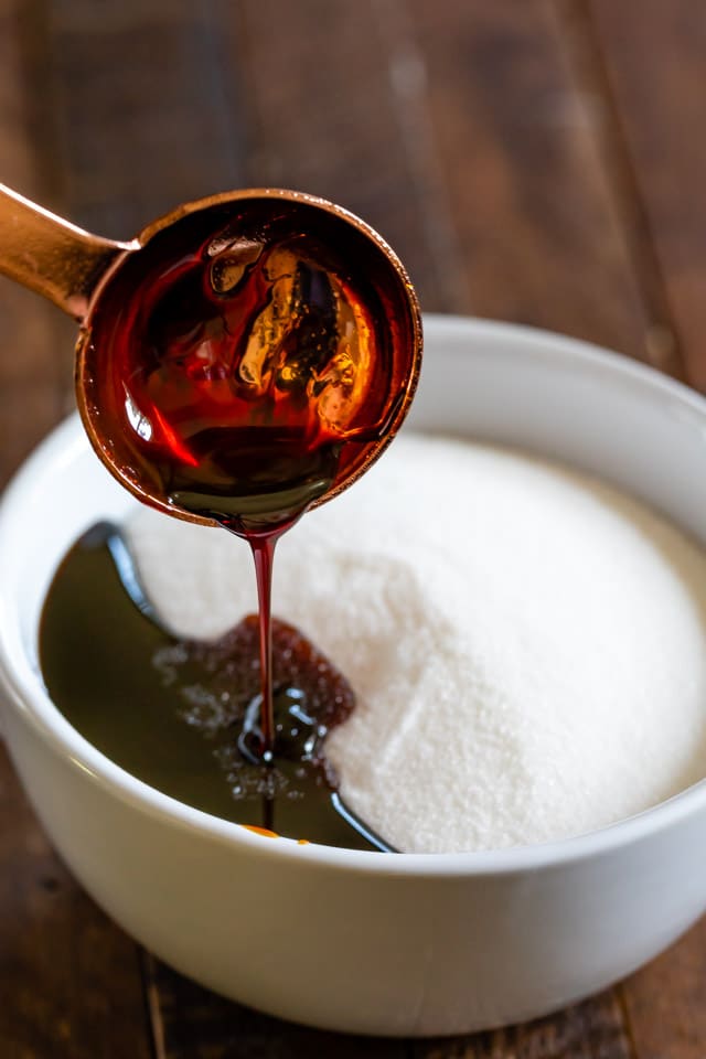 how to make a brown sugar substitute sugar and molasses in bowl