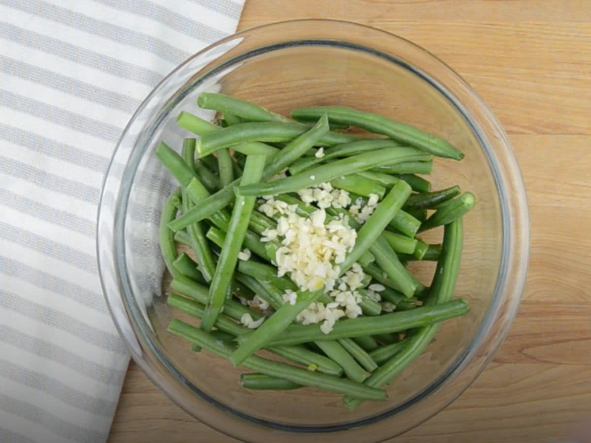 green beans in bowl with garlic