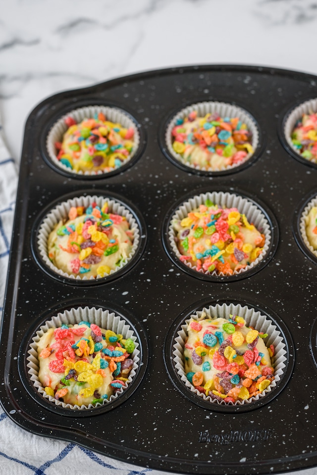 Muffins with fruity pebbles