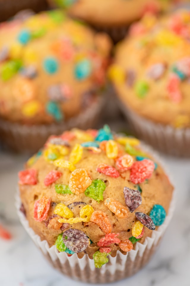 Colorful fruity pebble muffins