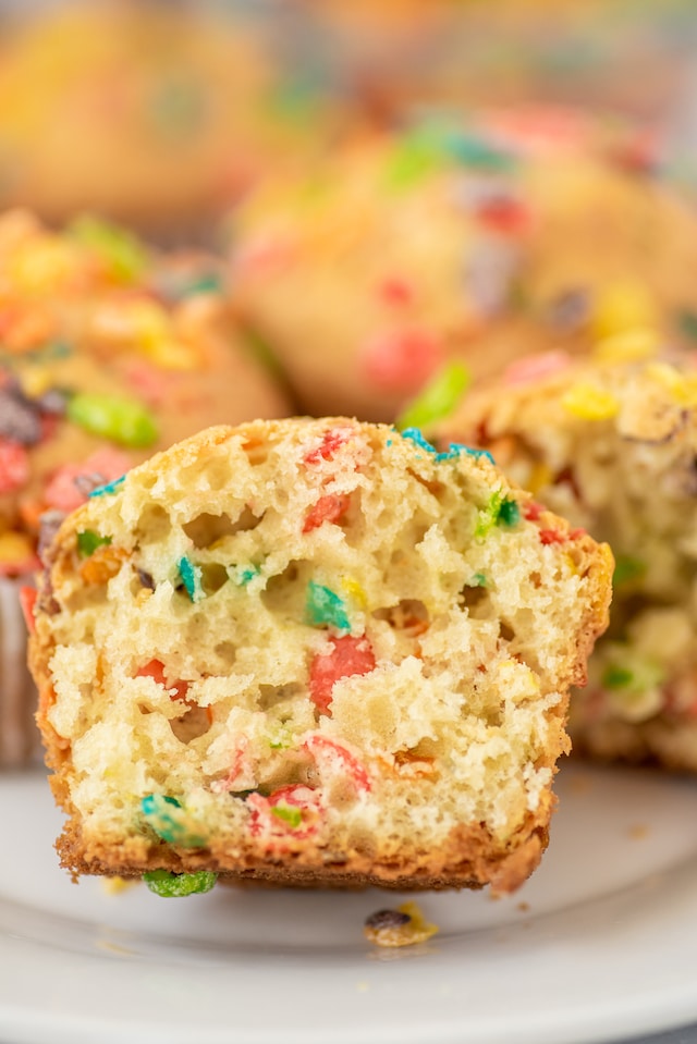 Muffins with fruity pebble cereal