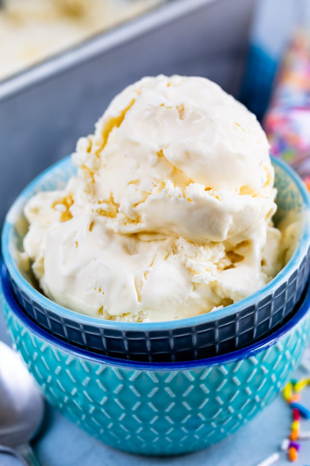 Two scoops of easy ice cream in blue bowls