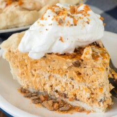 Close up photo of a slice of butterfinger pie on a plate