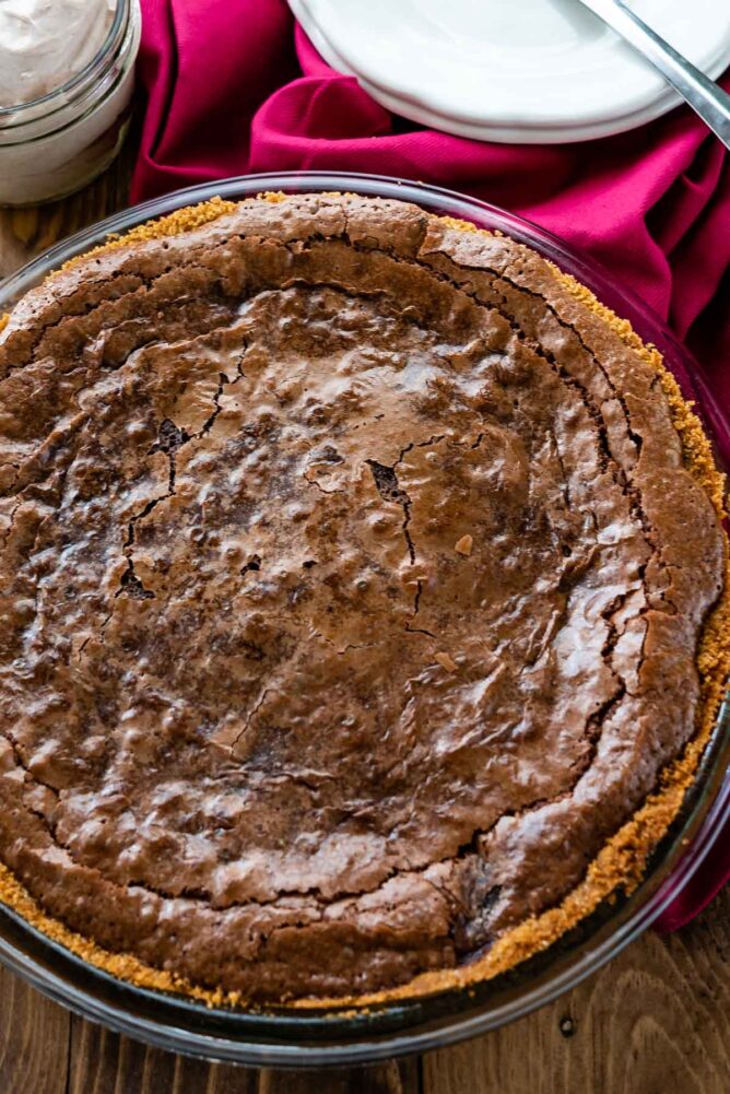 overhead van chocoladetaart in graham cracker korst met roze servet