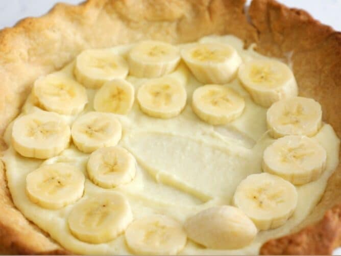 Vanilla pudding and banana slices in pie crust