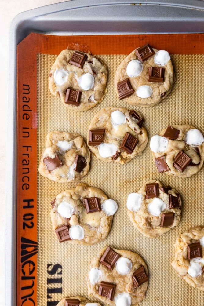 cookies on cookie sheet with silpat baking mat