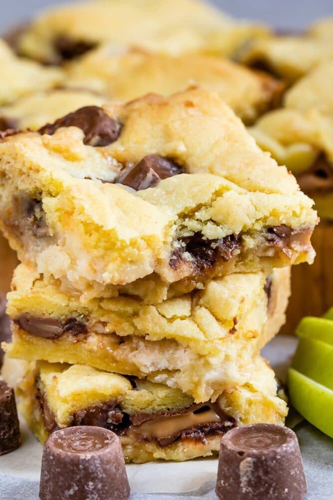 Stack of Caramel Apple Gooey Bars with rolo candies around them