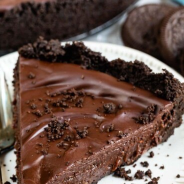 Slice of mississippi mud pie with recipe title on top of image