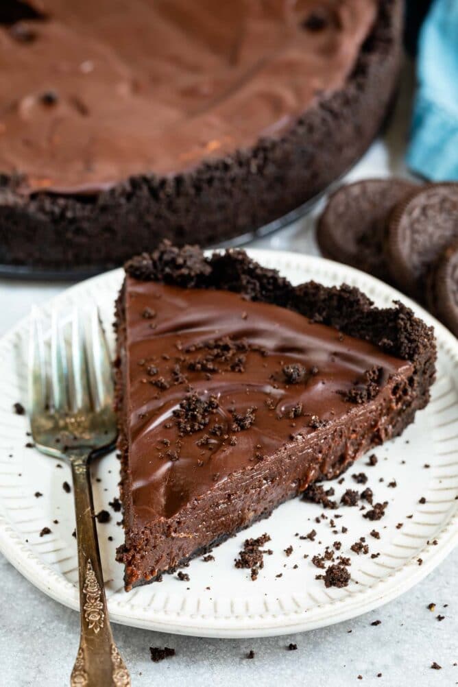 One slice of mississippi mud pie on a plate with fork