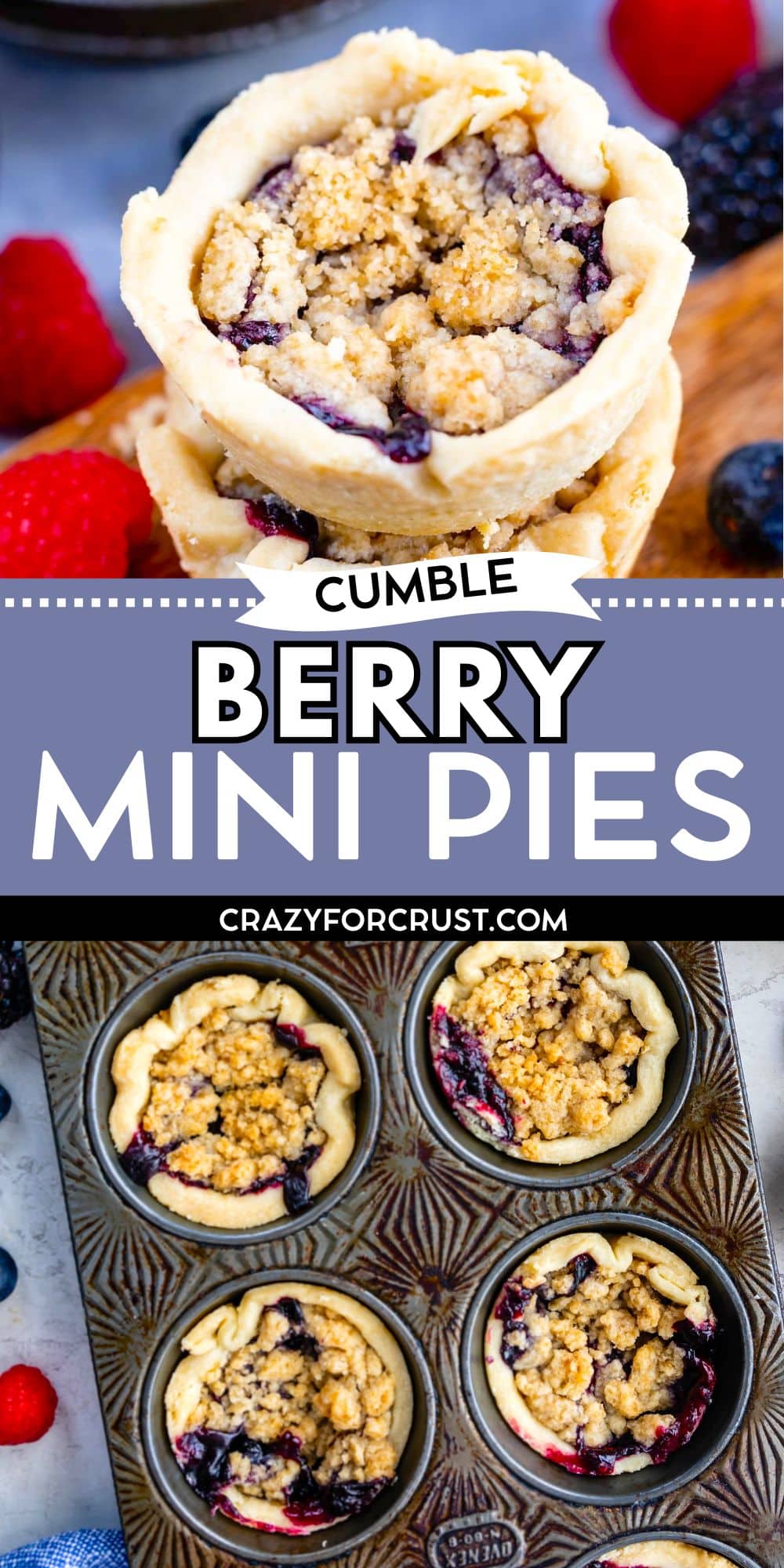Gros plan de mini muffins crumble aux bleuets avec garniture de chapelure, entourés de baies fraîches. Ci-dessous, quatre mini tartelettes cuites dans un moule à muffins. La superposition de texte indique Crumble Berry Mini Pies et crazyforcrust.com. Parfait pour les amateurs de mini tartes !