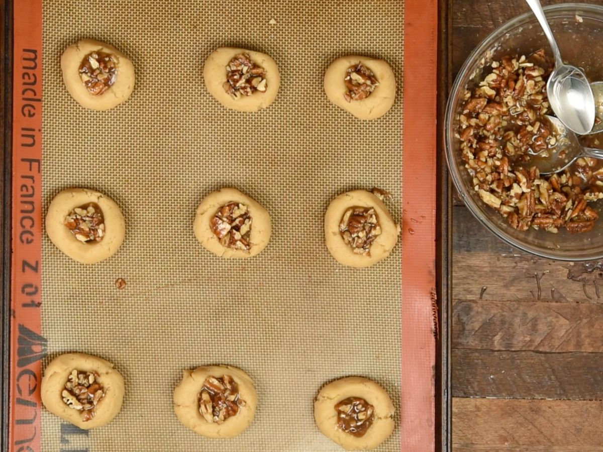 filled cookies on cookie sheet.