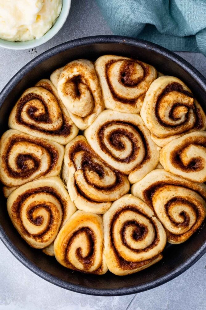 cinnamon rolls in pan without icing