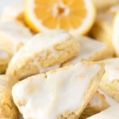 cropped-Mini lemon scones in a group next to lemon slices.