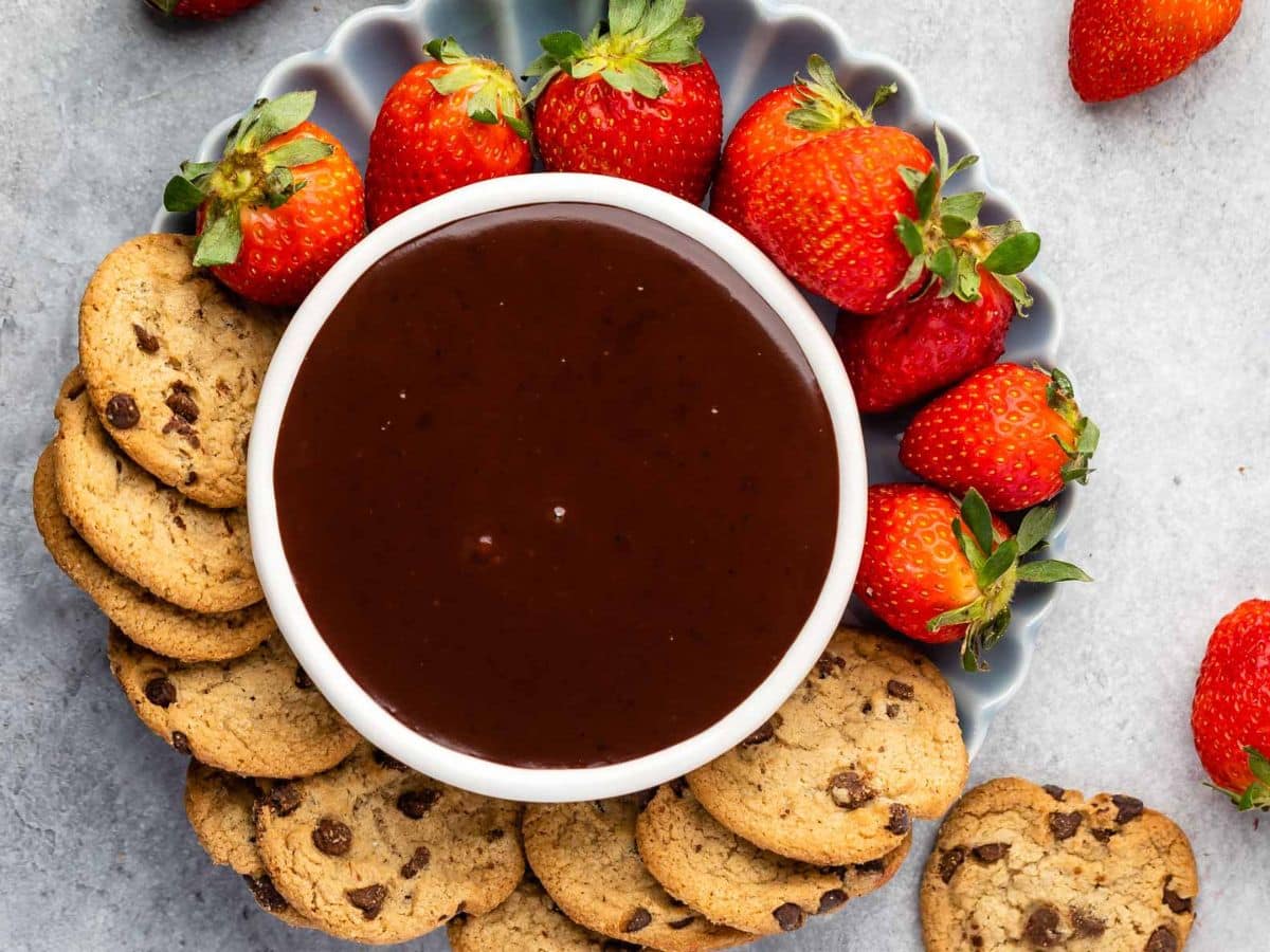 2-Ingredient Chocolate Dip for Fruit