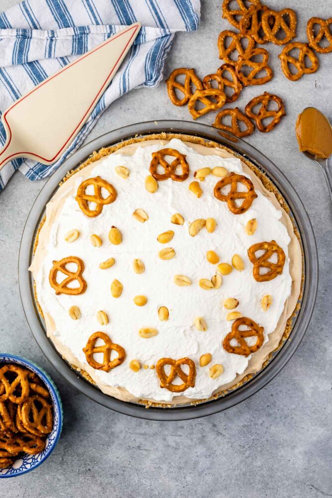 Overhead-Schuss von Brezel-Erdnussbutter-Torte mit Brezeln und Erdnüssen