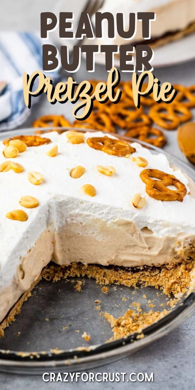 Brezel-Erdnussbutter-Kuchen in Glaskuchenform mit einer fehlenden Scheibe mit Rezepttitel oben auf dem Bild