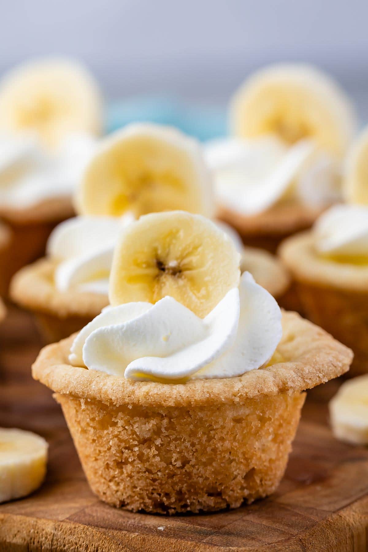 Close up shot of a banana cream pie cookie cup topped with a banana slice