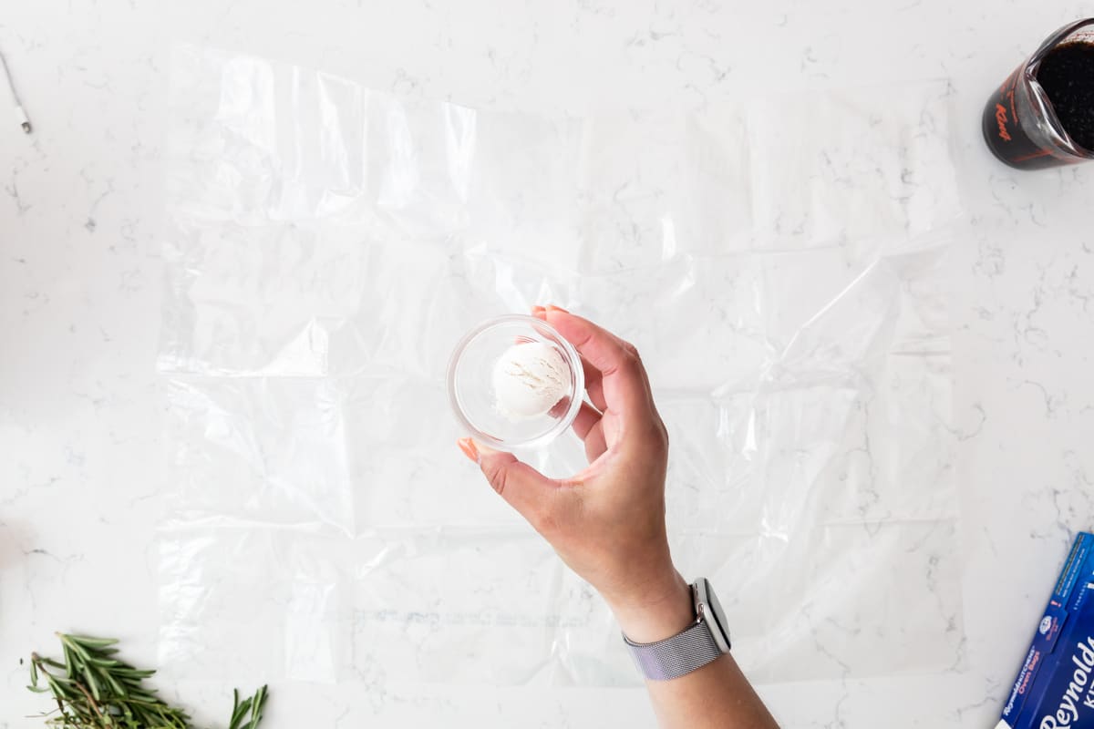 adding flour into an oven bag.