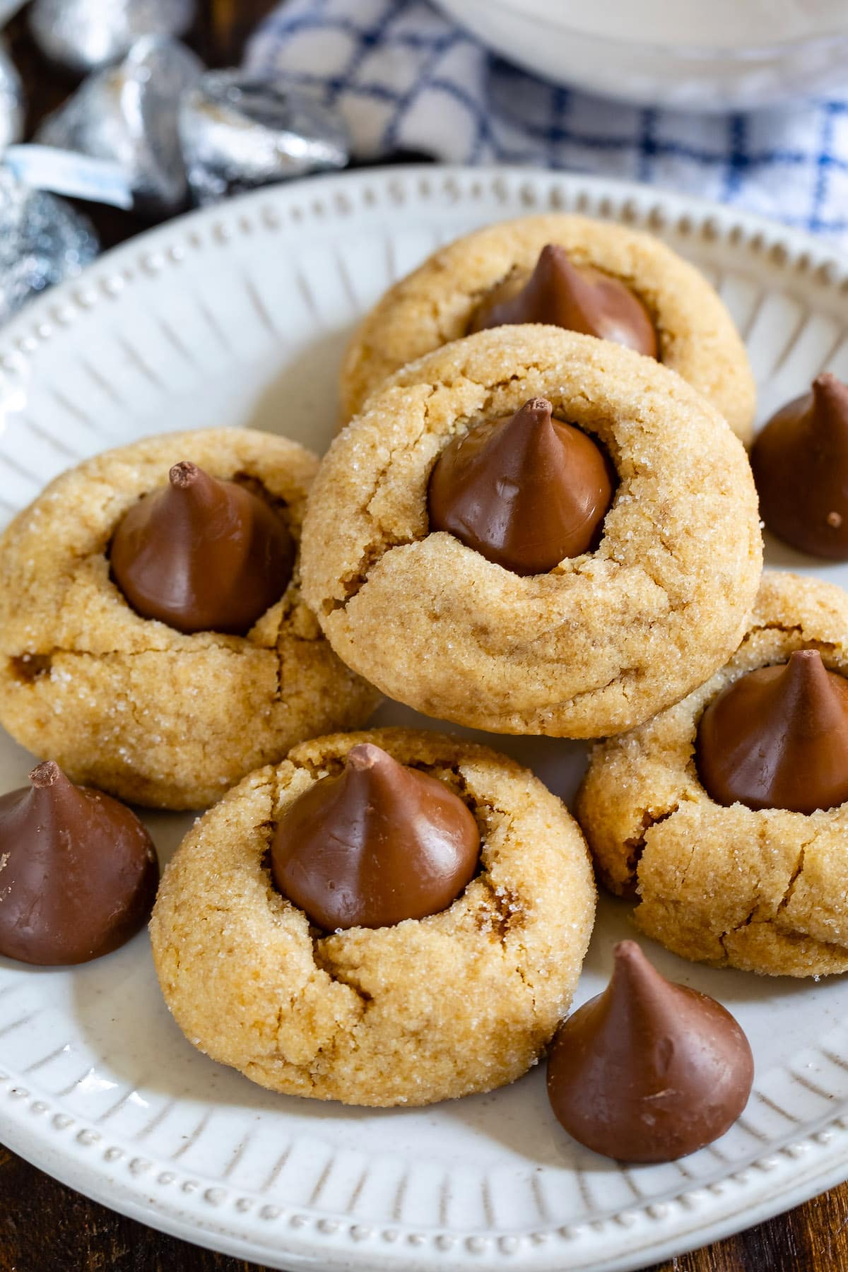 plate with blossom cookies