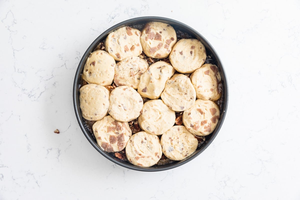 cake pan with cinnamon rolls