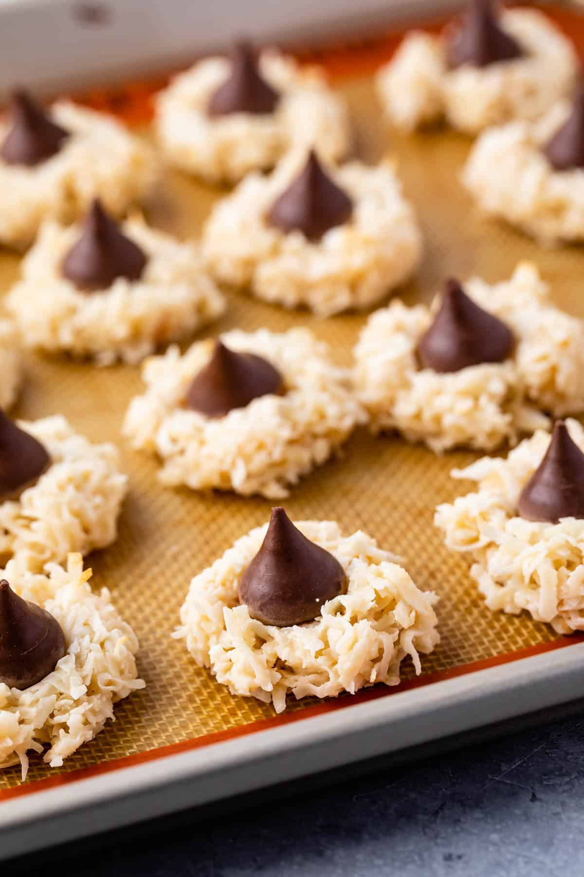 macaroon blossoms laid out on on a baking pan