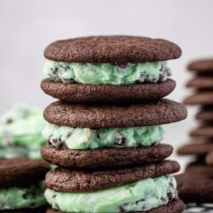 stacked mint chip oreos with green filling.