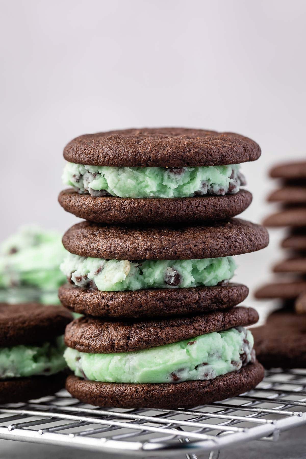 stacked mint chip oreos with green filling.