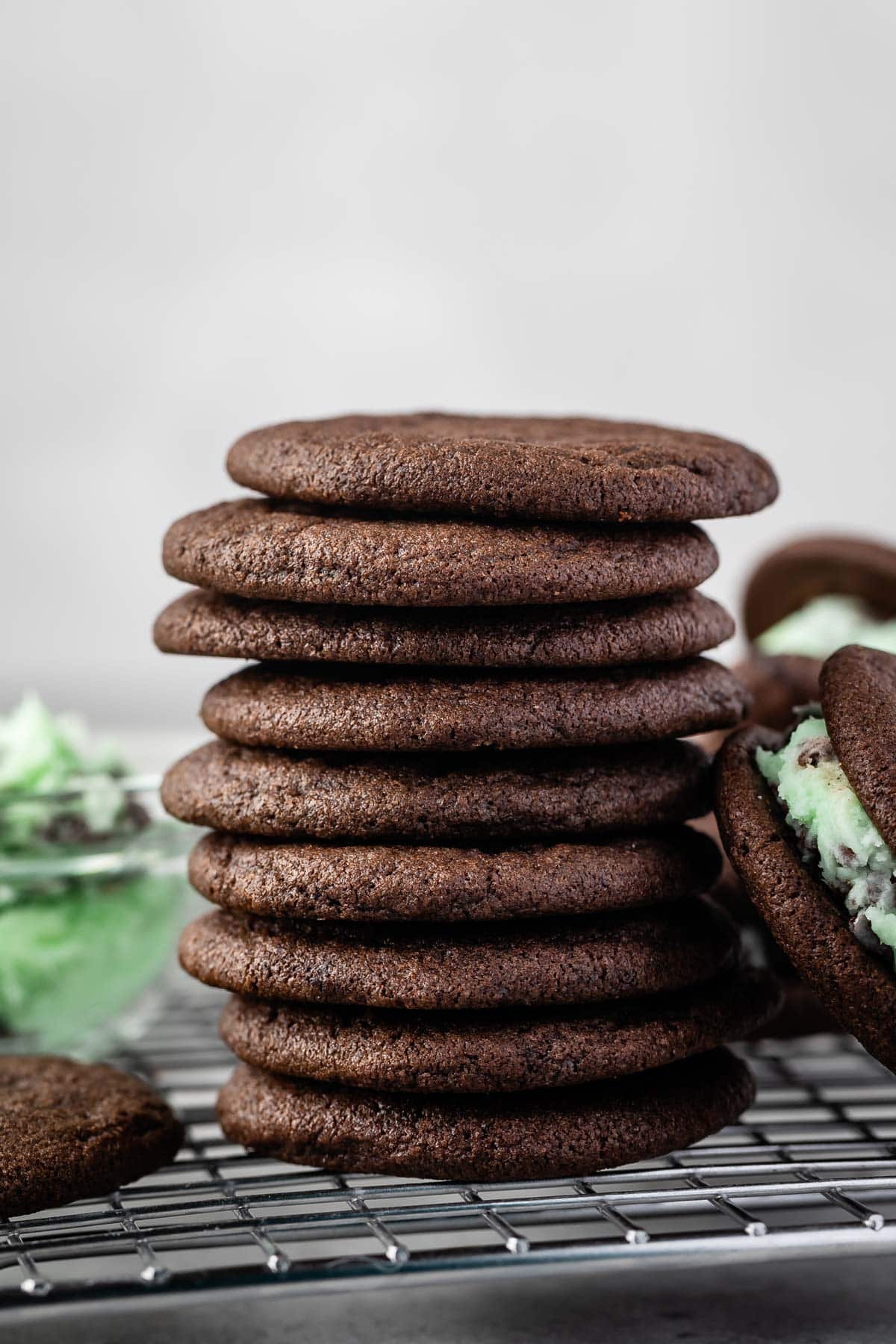 stacked mint chip oreos with green filling.