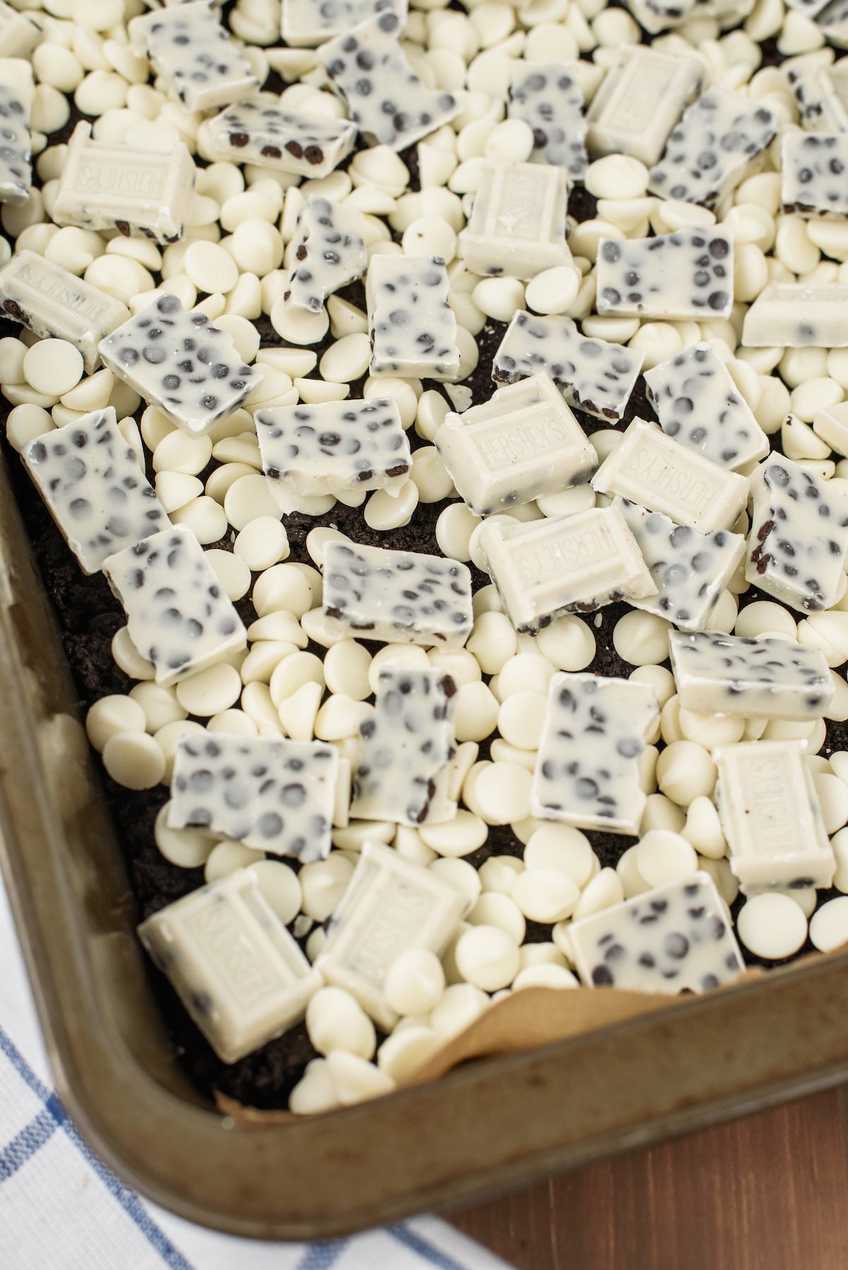 process shot of oreo magic bars.