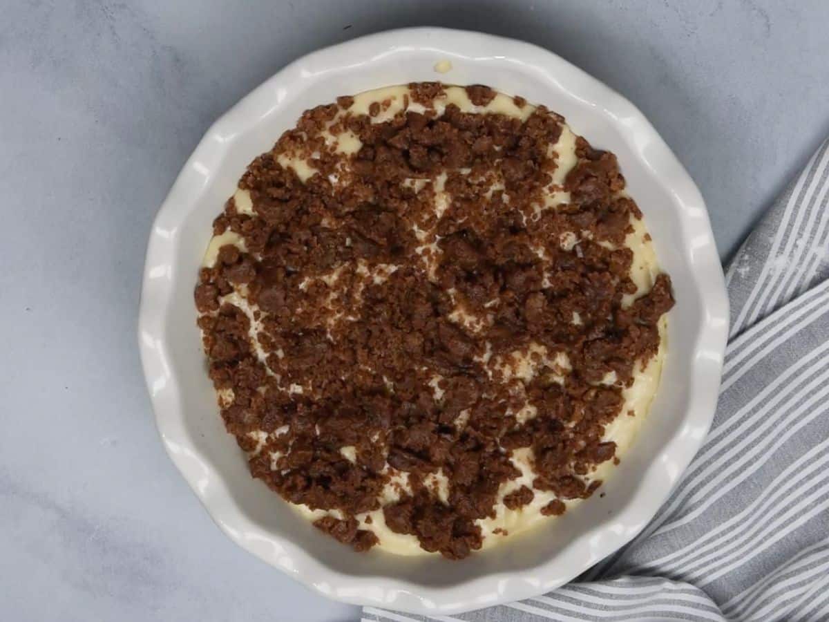 cake batter and streusel in bowl.