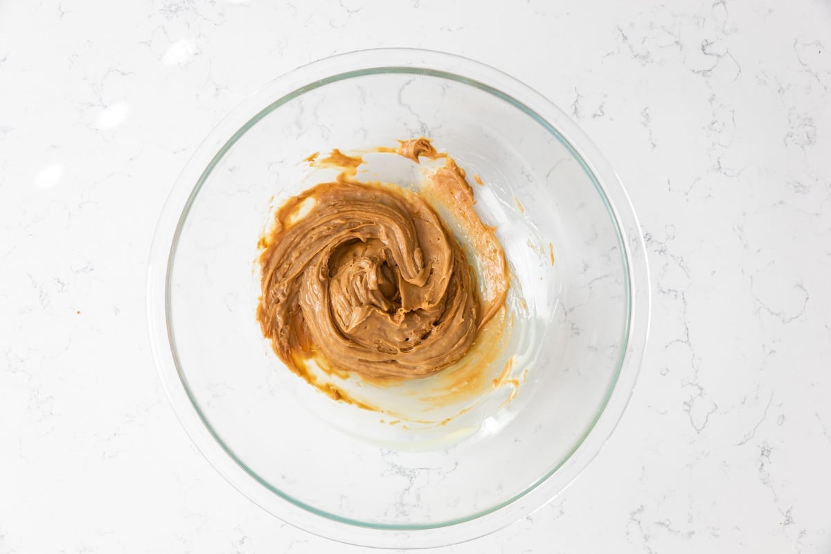 process shot of frozen biscoff pie.