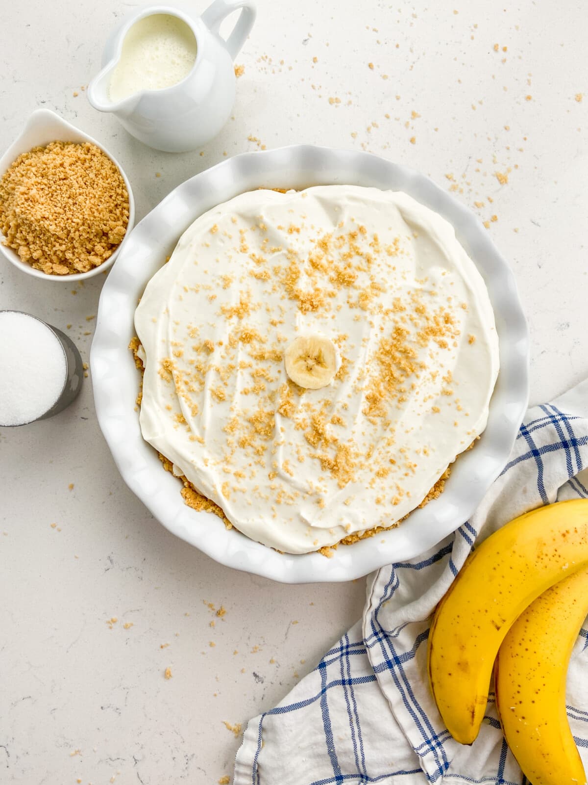 process shot of banana pudding pie.