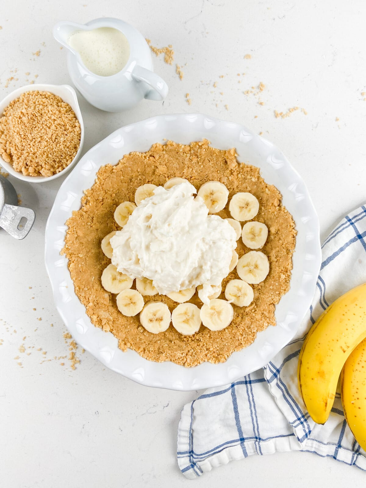 process shot of banana pudding pie.