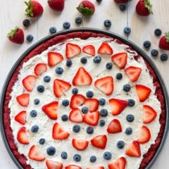 cookie pizza in pizza pan.