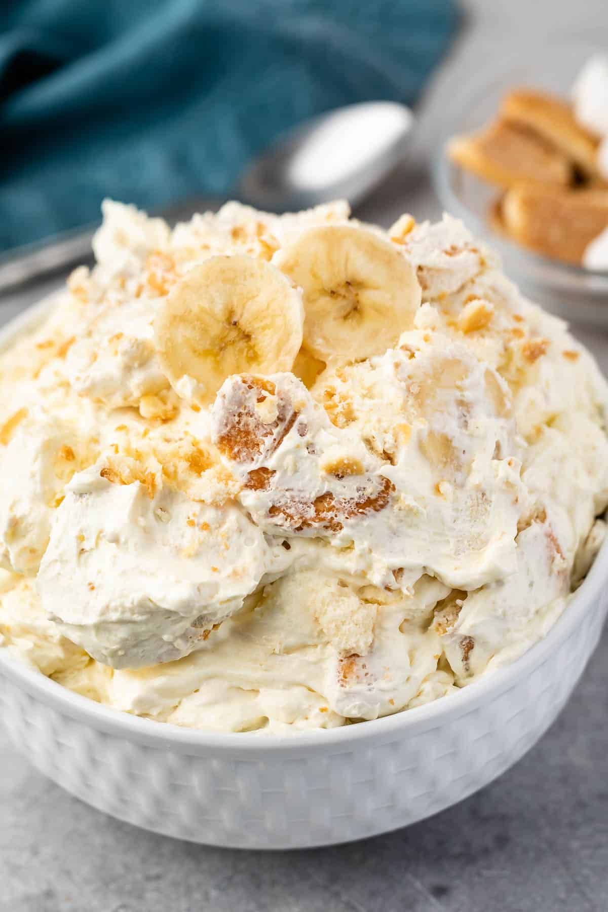 banana fluff in a white bowl with banana slices on top.