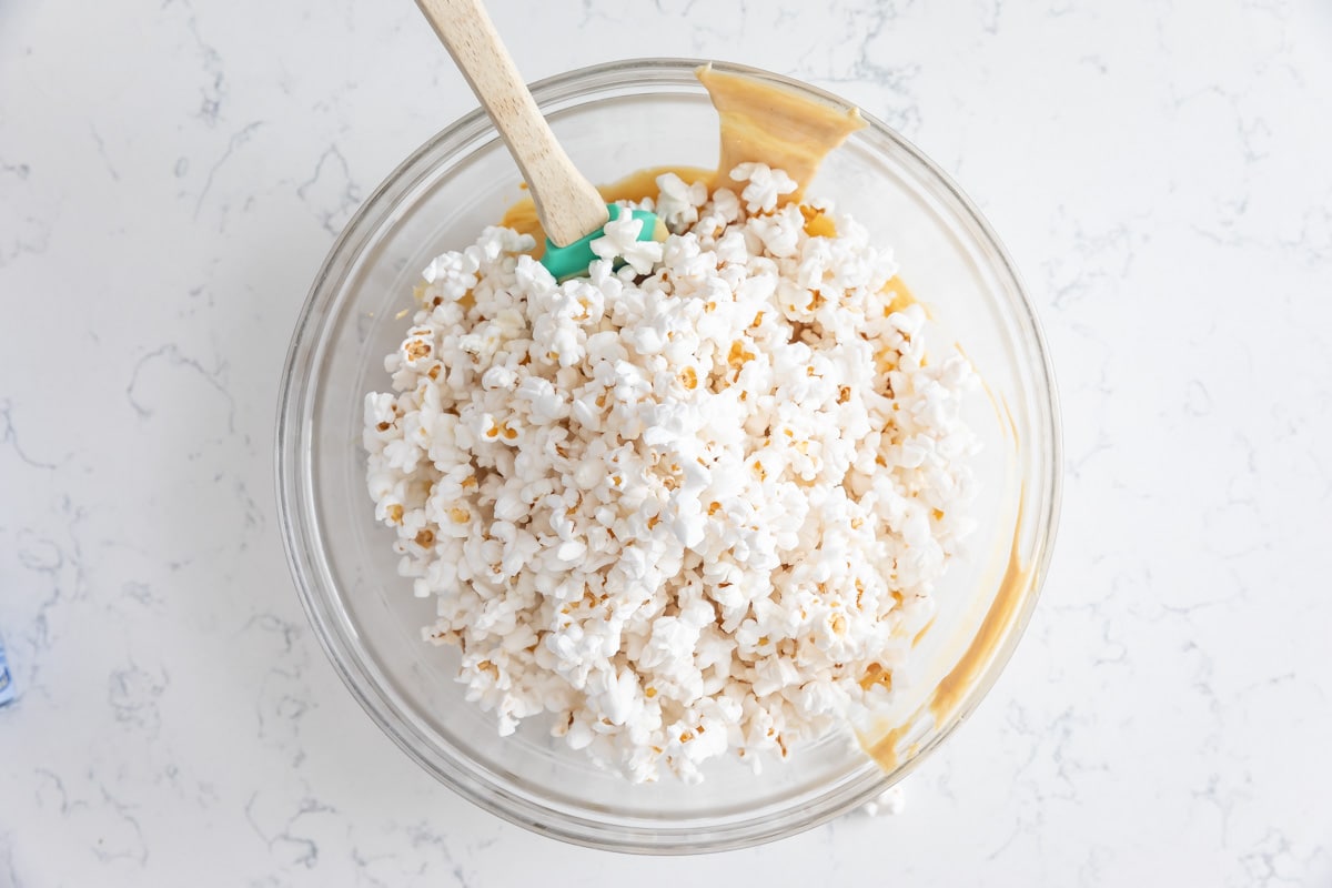 process shot of oreo peanut butter popcorn.