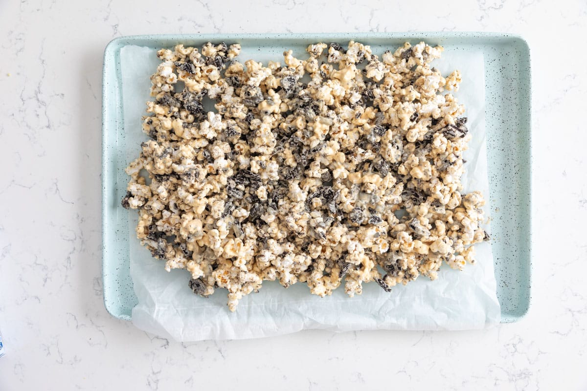 process shot of oreo peanut butter popcorn.