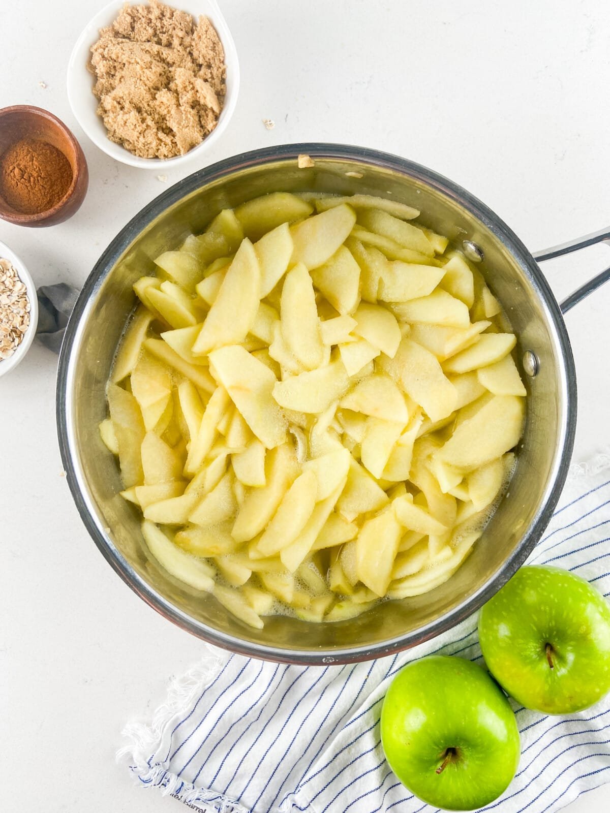 apples in pot.