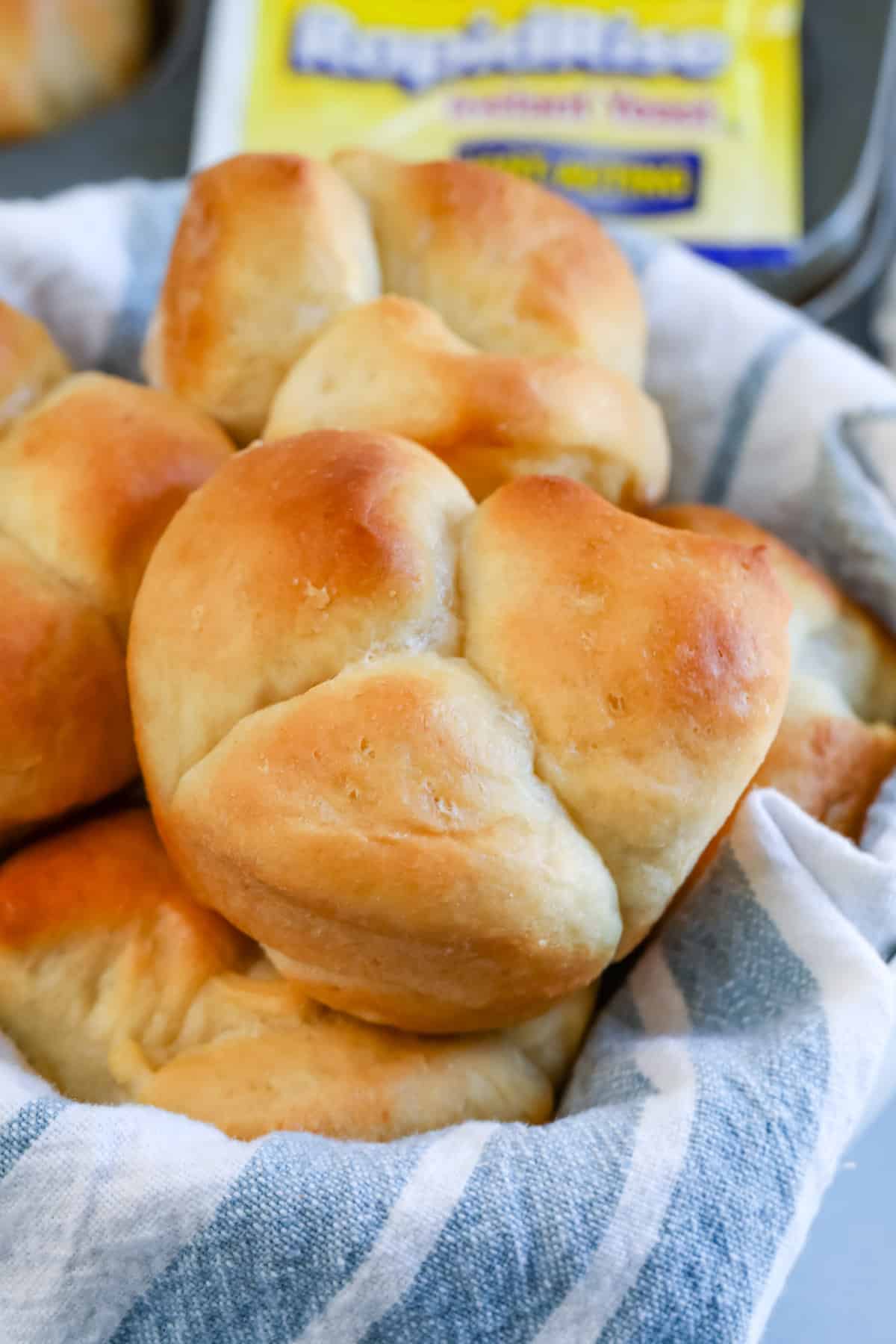 multiple dinner rolls in a bread basket.