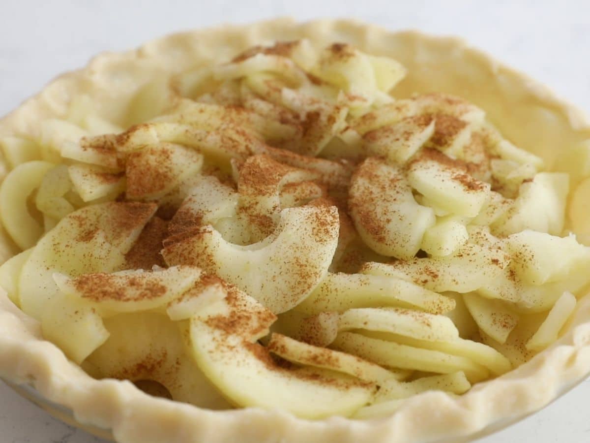 cooked apples in pie crust with cinnamon.