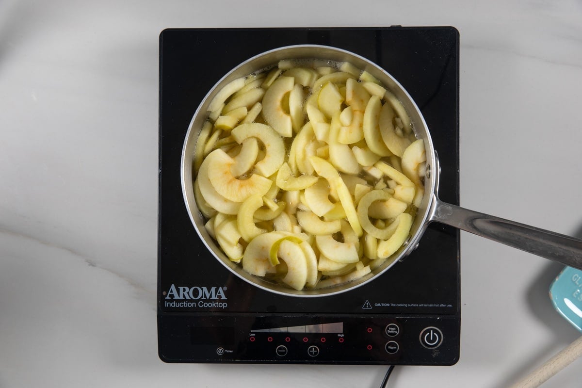 process shot of crumb apple pie.