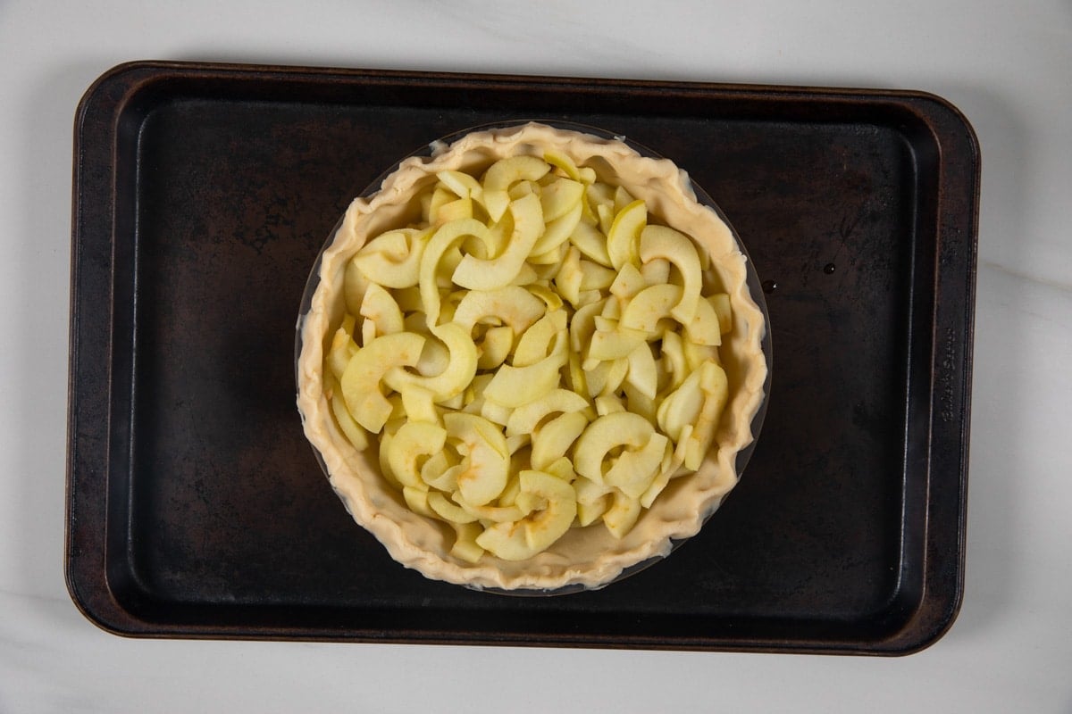 process shot of crumb apple pie.