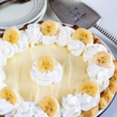 banana cream pie with sliced bananas on top.