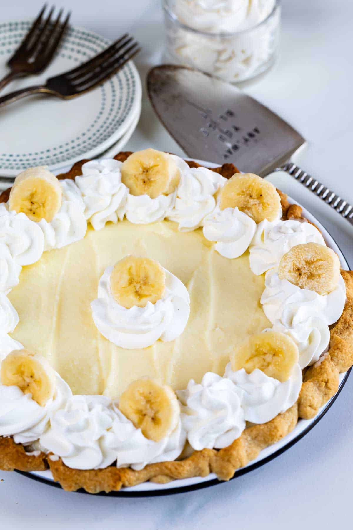 banana cream pie with sliced bananas on top.